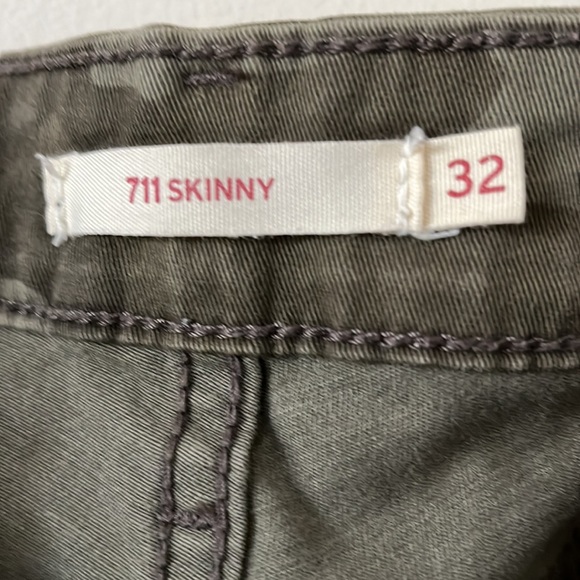 Levi women’s camo jeans. Size 32 (14) - Picture 4 of 4